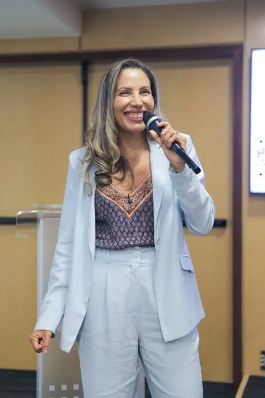 Patrícia Figueiredo falando ao microfone num evento