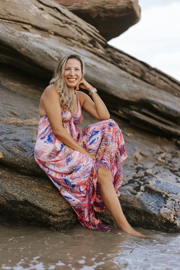 Patrícia hoje, saudável, sorrindo na praia